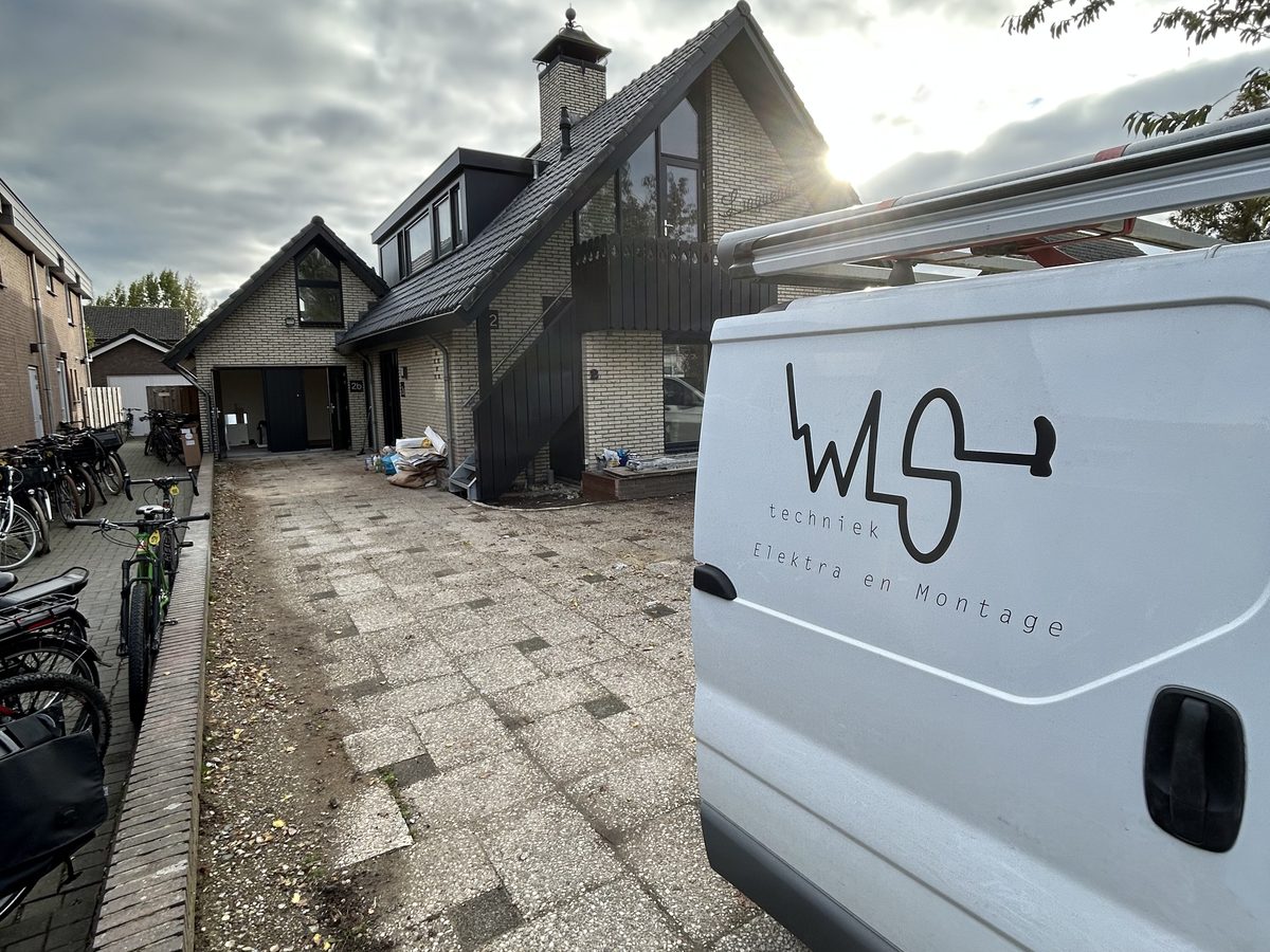 Bedrijfsbus van WLS Techniek voor een woning waar de elektrische installatie wordt vernieuwd